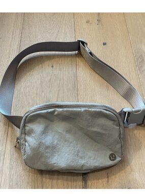 Lululemon Original Strap OG Strap Everywhere Belt Bag EBB Seal Gray Grey Silver